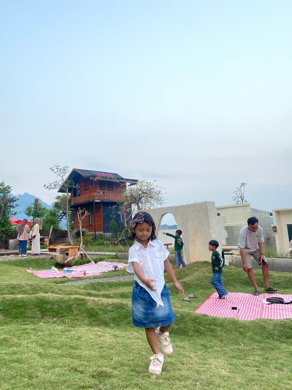Family picnic morning at Flor Verde, Kesiman