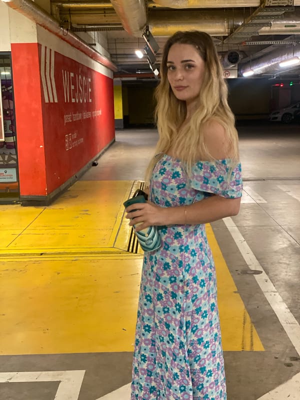 Woman spotted in Łódź shopping center parking garage