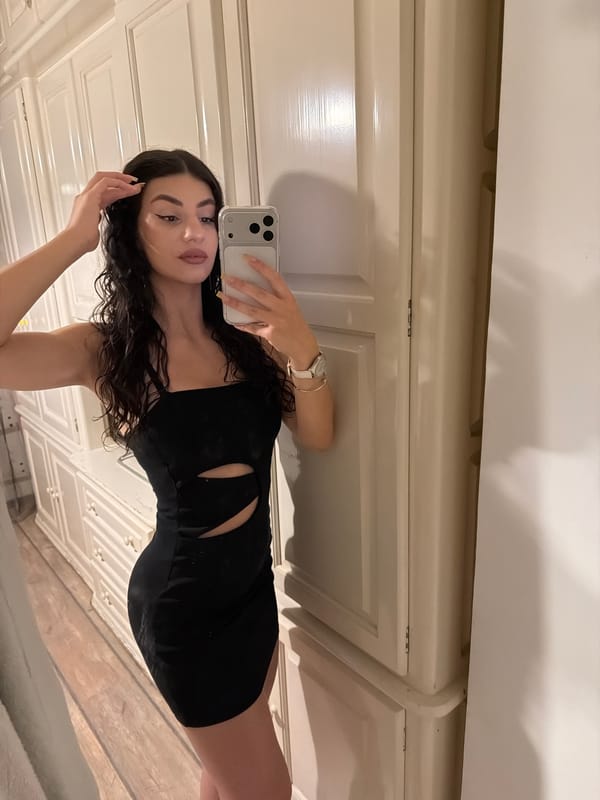 Mirror selfie session in Gabrovo bedroom