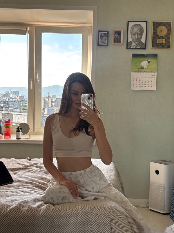 Woman documents morning routine through selfies in Krasnoyarsk apartment