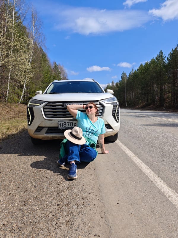 Multiple people spotted on rural road in Chaikovsky, Russia