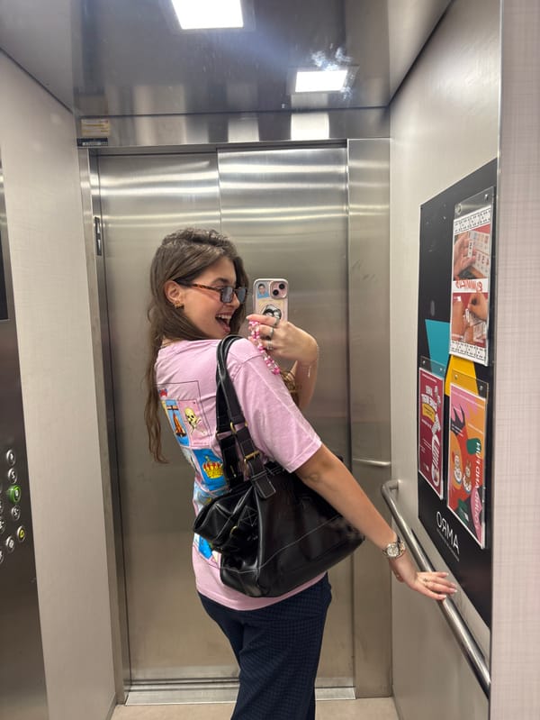 Woman shares #GRWM content in Getafe elevator