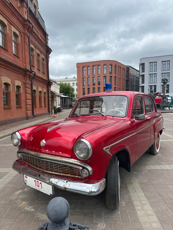 Street and metro life across central Minsk on a July morning