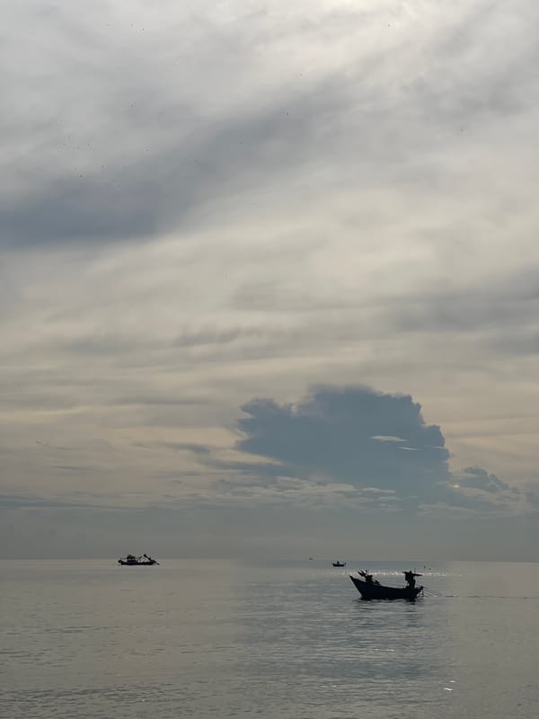 Quiet Đà Nẵng shoreline, fishing boats, and an early morning run