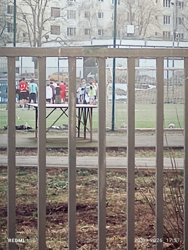 Afternoon scenes of recreation and play documented across Moscow