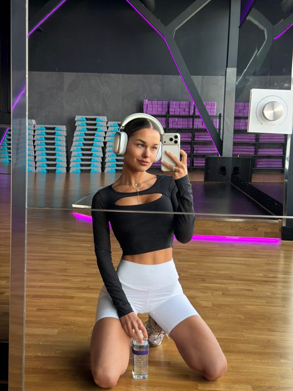 Woman takes gym selfies in Krasnoyarsk fitness studio