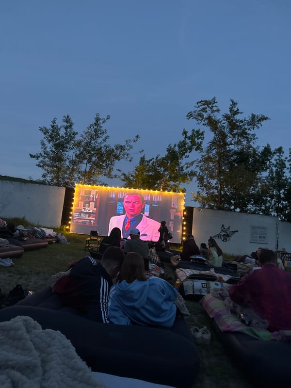 Outdoor movie screening draws crowds in Saratov, Russia