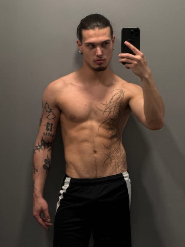 Gym selfie session in a Sofia changing room