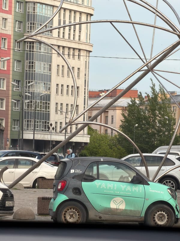 Urban scenes and Argentine emblem documented in Saint Petersburg