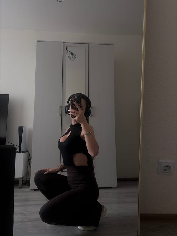 Mirror selfie and accessory close-ups in Sinyavino, Russia