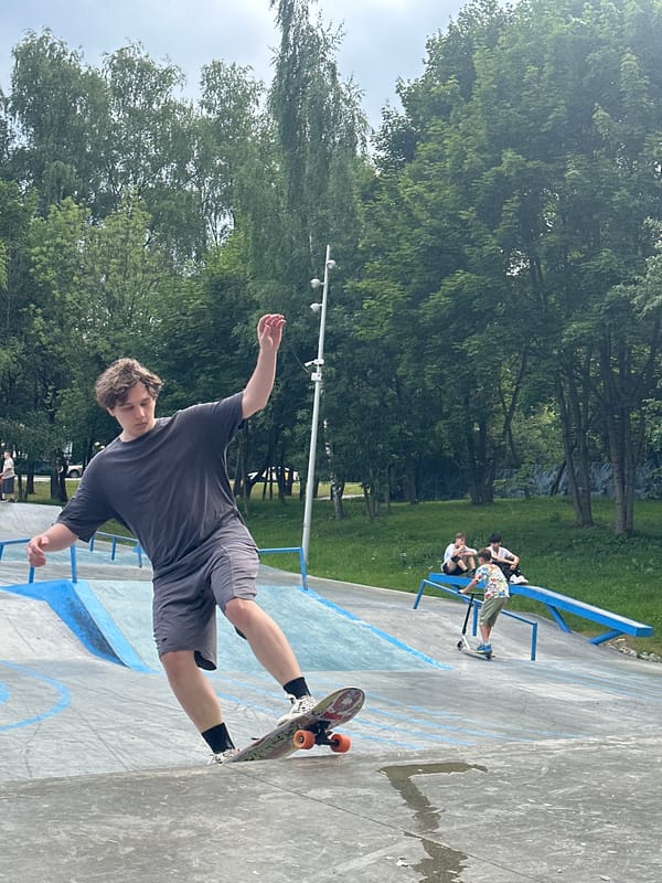 Afternoon skate session at a Moscow concrete park