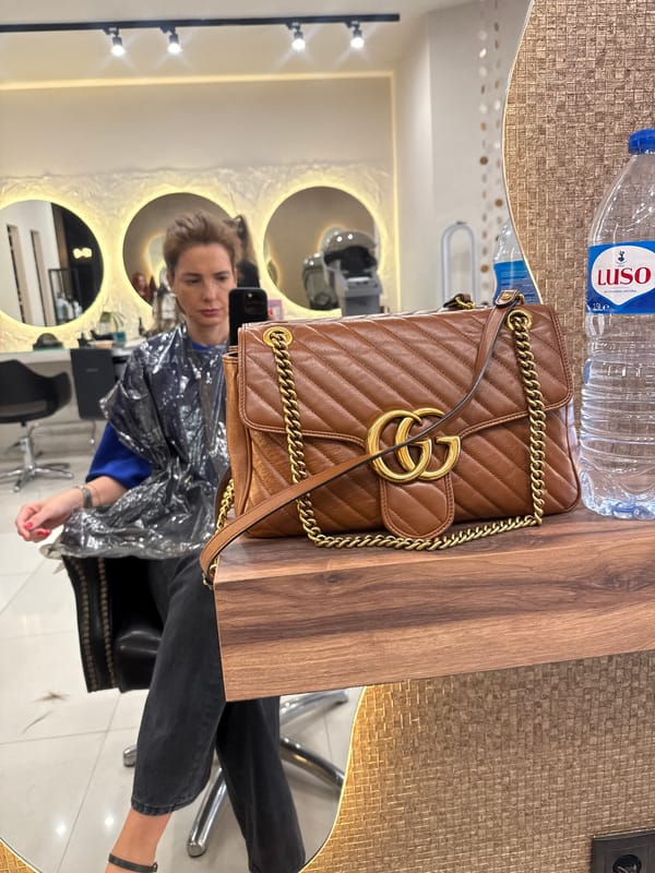 Salon customer takes selfie during appointment in Torres Vedras