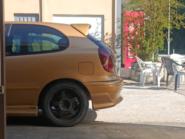 Gold car with TTE markings spotted in Gytheio, Greece