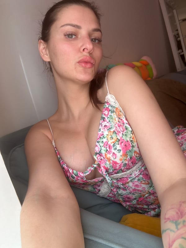 Lazy morning at home with a cat and some selfies