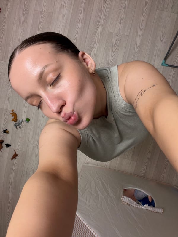 Woman Documents Daily Life Through Selfies in Reshetnikovo