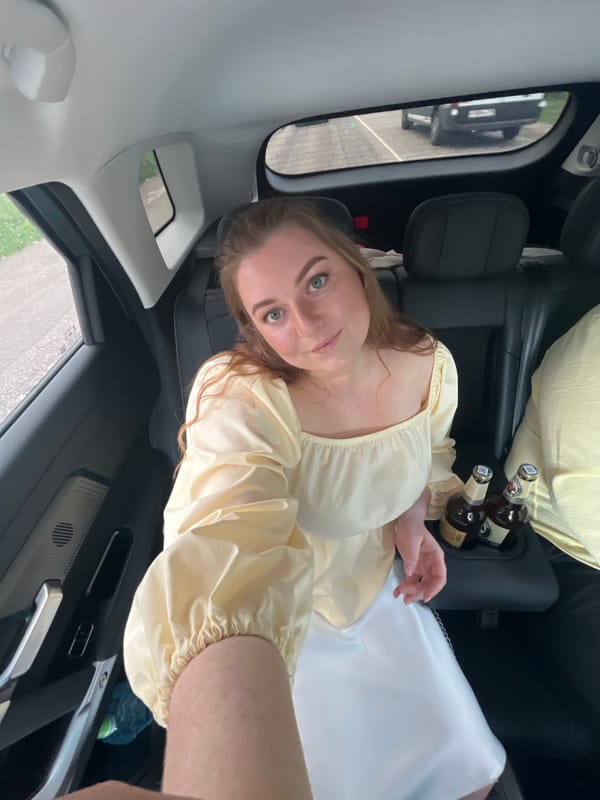 Woman in yellow dress spotted in car, Davydkovo