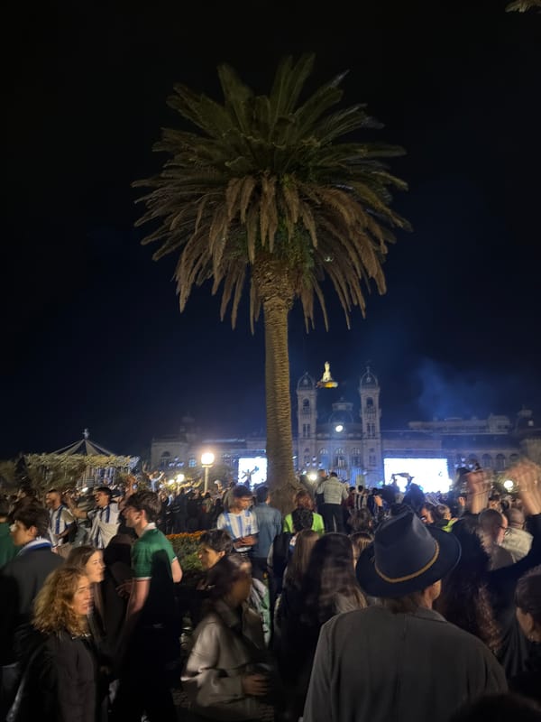 Evening crowd gathers in San Sebastián plaza