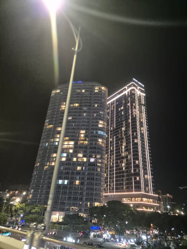 Đà Nẵng's illuminated skyline and evening traffic captured by witnesses