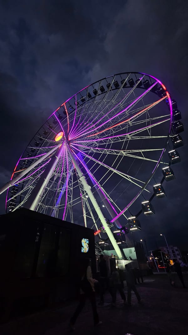 Friends enjoy nighttime outing at Puebla Ferris wheel complex