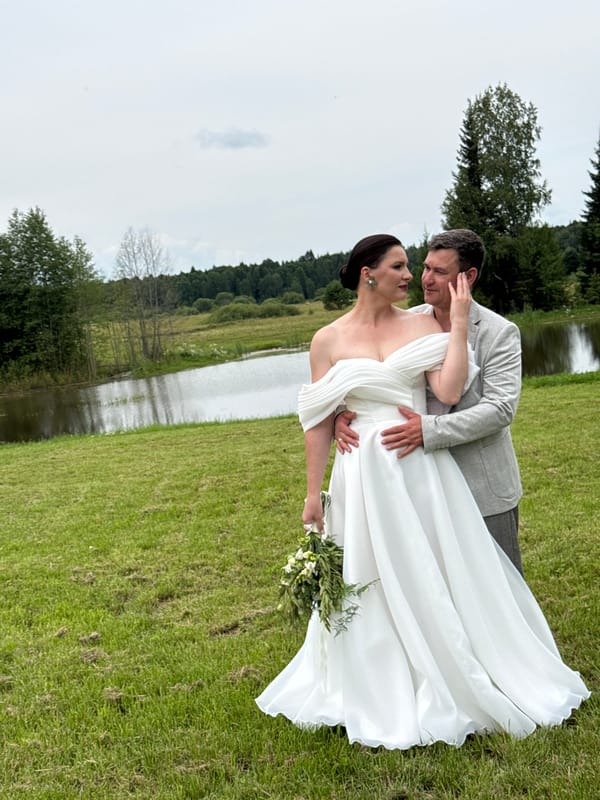 Lakeside wedding in Svetloe, Russia — portraits and reception setup