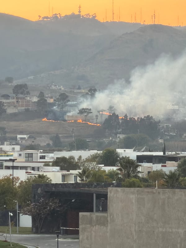 Hillside fire burns near homes in Santa Clara Ocoyucan