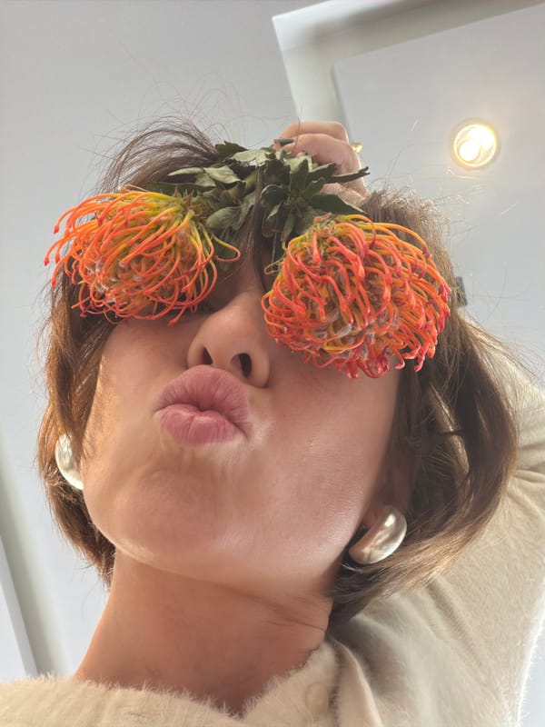 Woman captures playful Friday moments with flowers in snowy Ust-Ilimsk