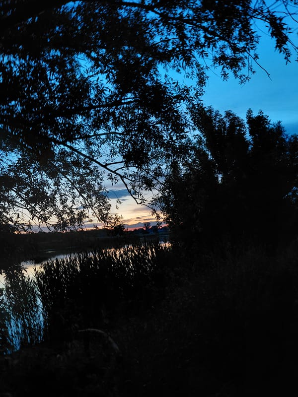 Twilight documented over Ustyvytsia waterway in extended evening session