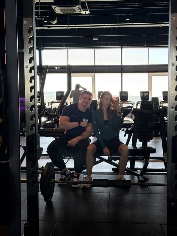 Couple takes gym selfies in Krasnoyarsk fitness center
