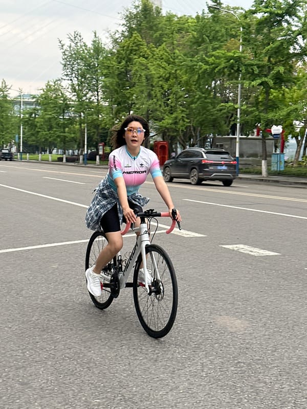 Morning commuters use bikes, scooters on Jiangjin roads