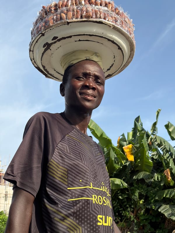 Street vendor with apple cart spotted in Igboefon, Nigeria