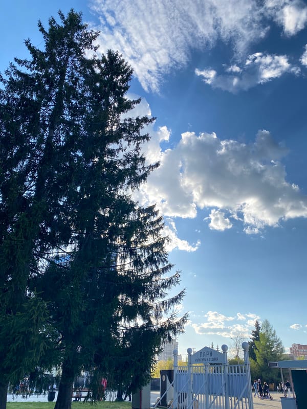 Spring afternoon stroll through Yekaterinburg park captures everyday moments