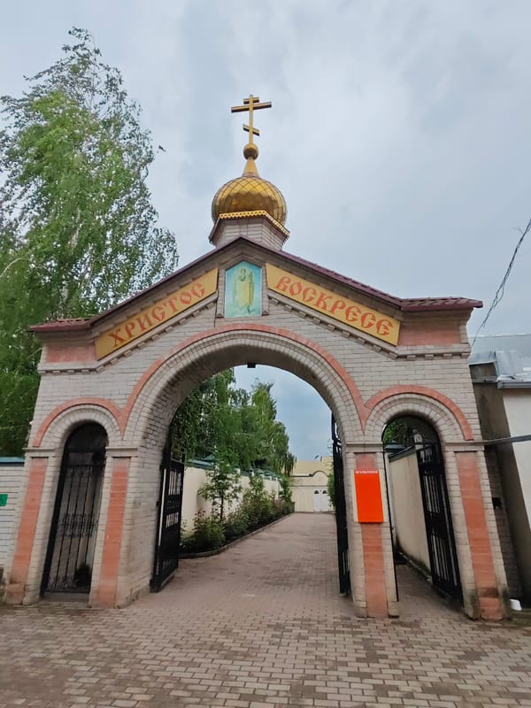 Walking tour documents Pyatigorsk cathedral, religious sites, ice cream vendors