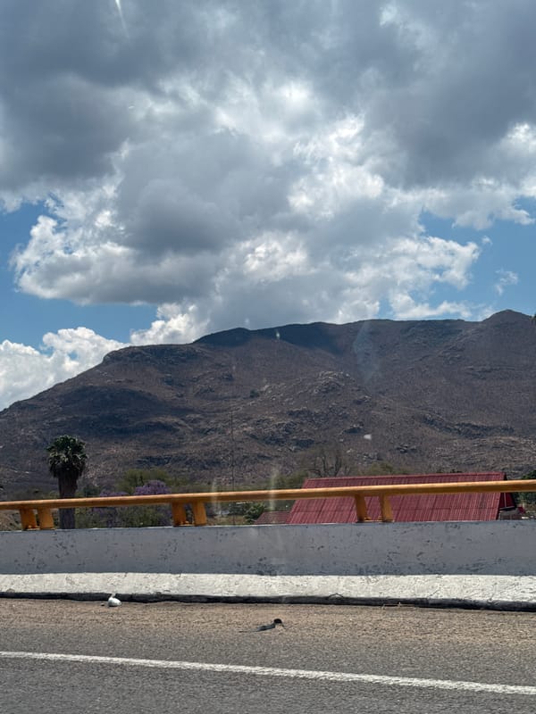 Bridge infrastructure shows wear in Tlalixtac de Cabrera