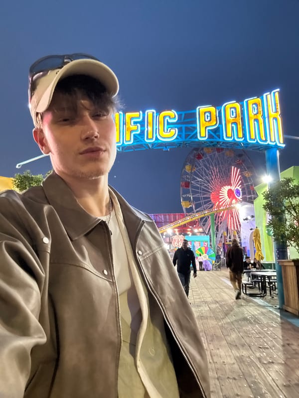 Late-night artist captures selfies, paints at Santa Monica pier