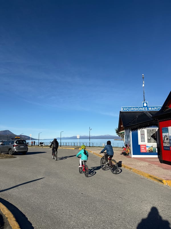 Tourist activity observed in Ushuaia streets Sunday evening