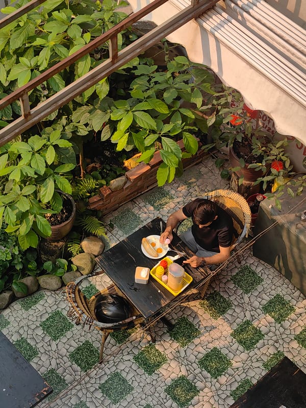 Morning routine captured in Bai Chay Ward residence