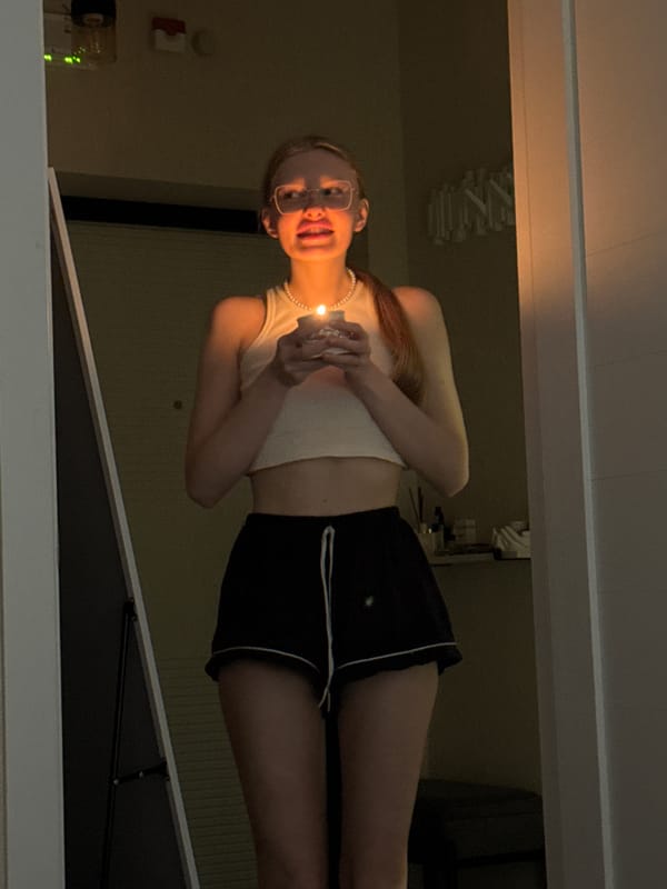 Indoor photo session captured in Perm apartment