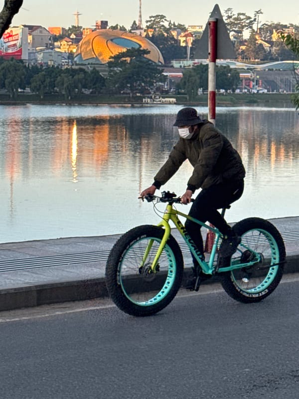Evening activity along Xuan Huong Lake in Đà Lạt