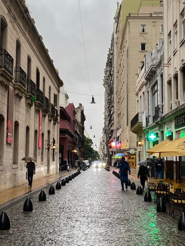 Evening street photography captures central Buenos Aires landmarks