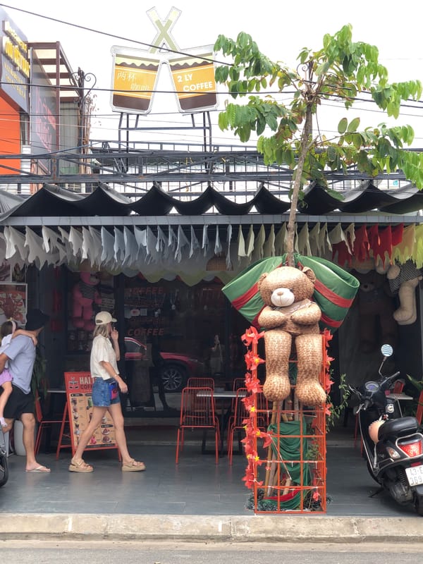 Da Nang street scenes: commerce, construction, and street decor