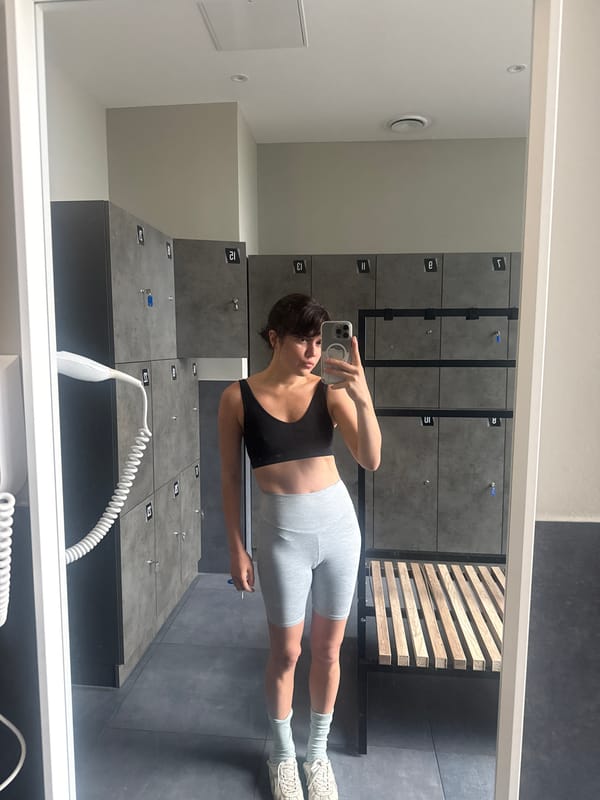 Woman takes gym selfies in Berlin locker room