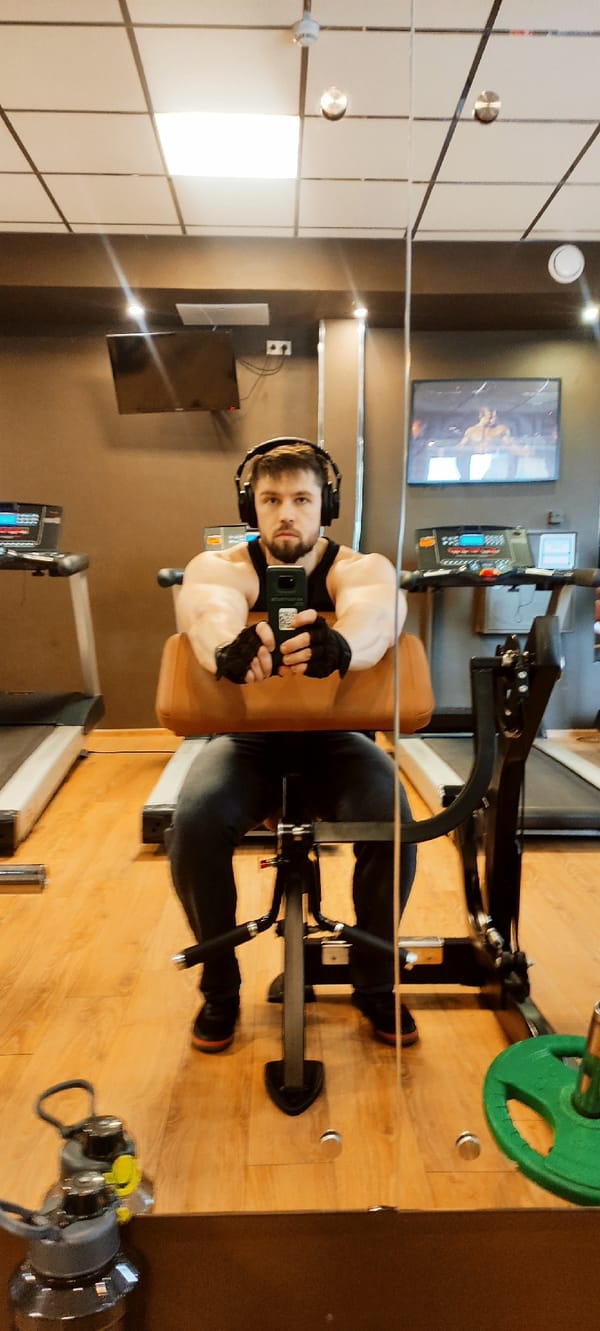 Gym workout session documented in Fryazino, Russia