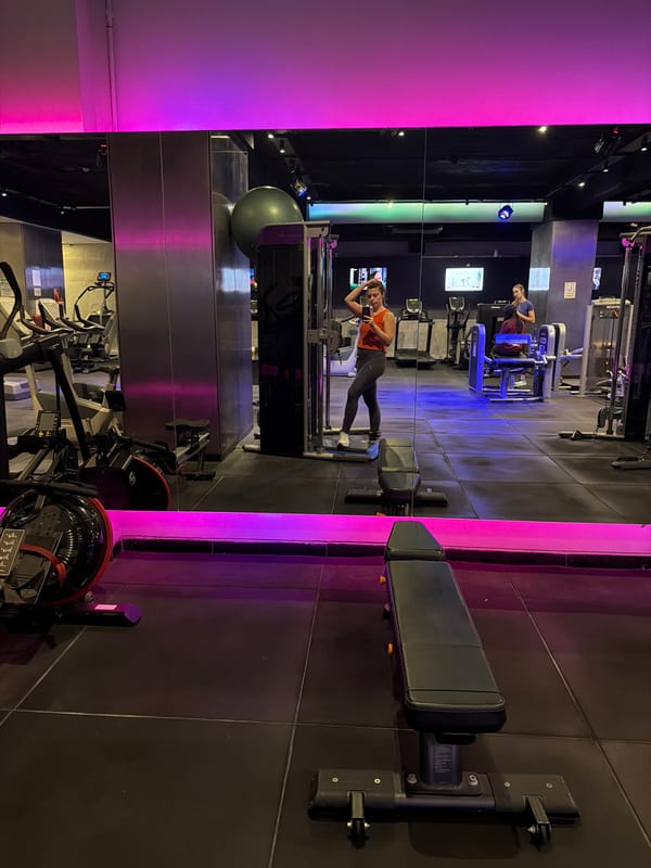 Woman takes gym selfie in Buenos Aires mirror