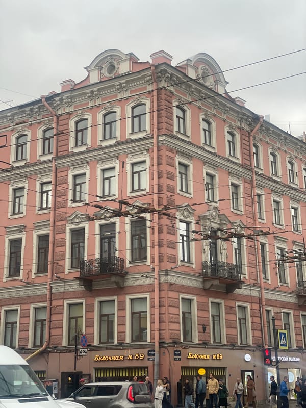 Witness documents baroque architecture in Saint Petersburg