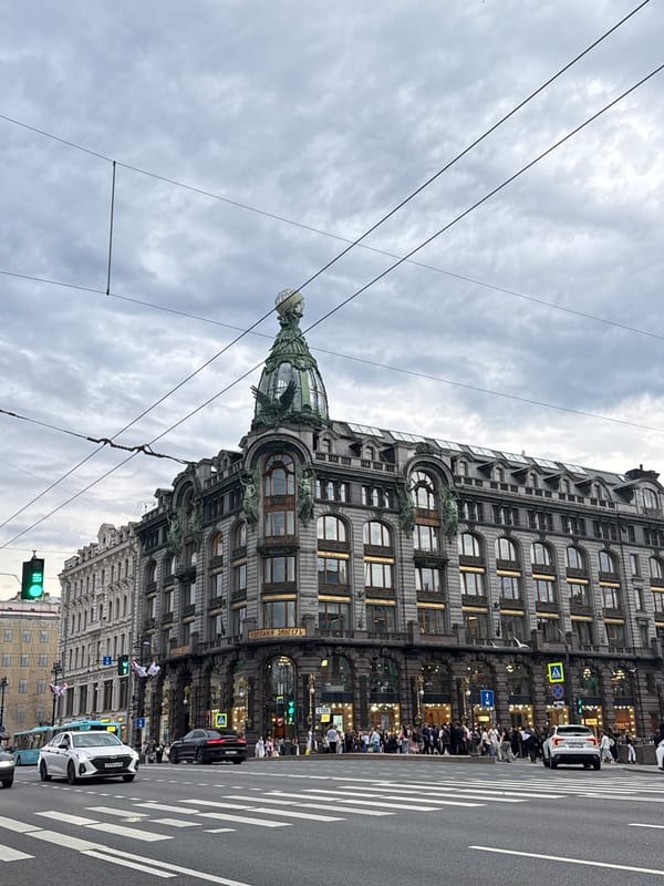Live street music outside Singer House on Nevsky Prospekt