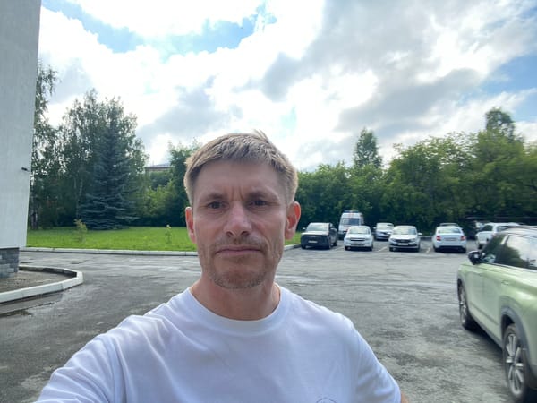 Yekaterinburg street-level selfie near a parent-baby meeting spot