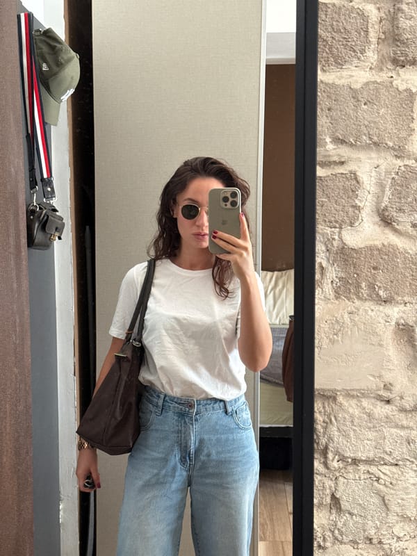 Mirror selfie in a Tel Aviv apartment, casual everyday look.