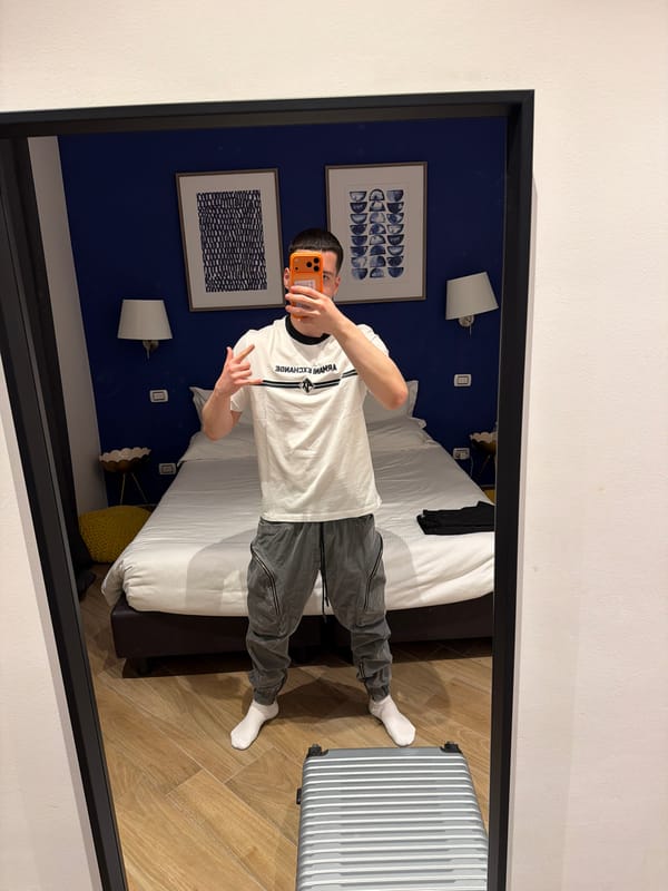 Man observed in bedroom mirror reflection in Milan