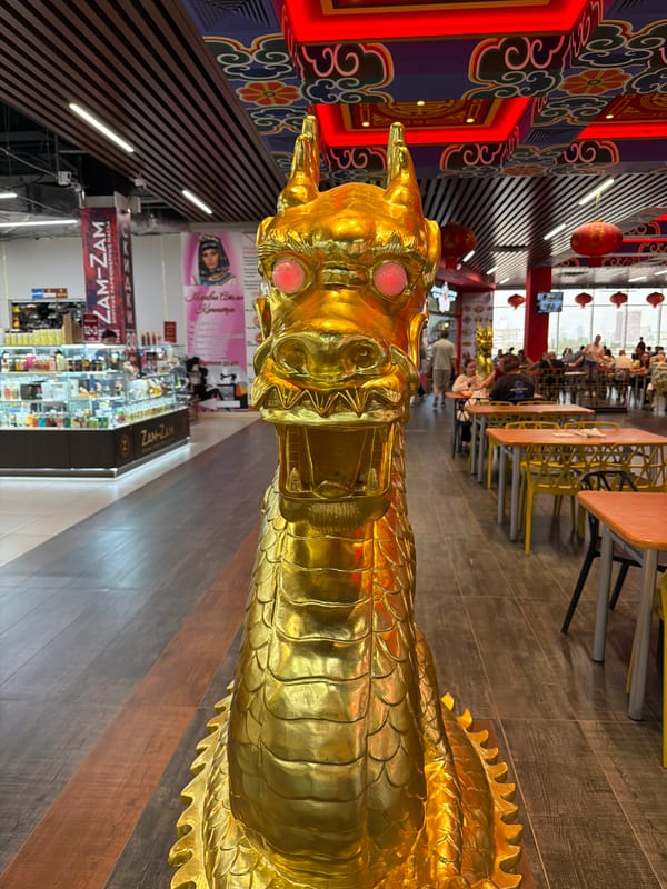Dragon-themed mall in Yekaterinburg draws attention on Sunday morning