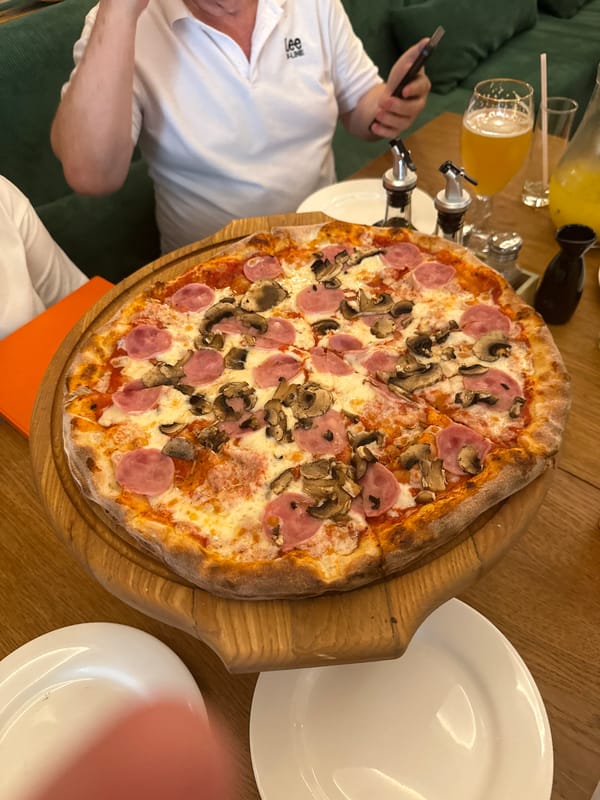 Live pen sketching over pizza and beer at a Khimki café